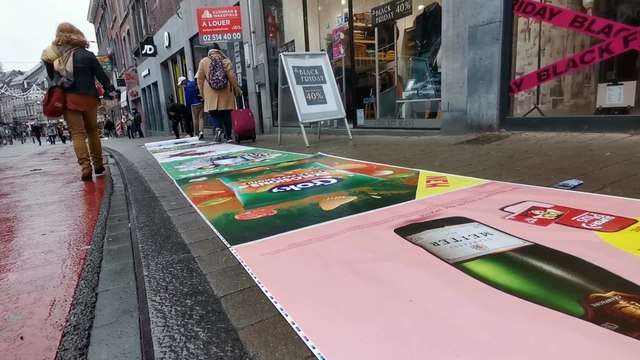 Black Friday: un tapis d'affiches publicitaires de 394 mètres déployé par des activites anti-pub à Namur