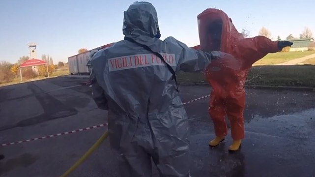 Bologna - Ammoniaca fuoriesce da cisterna , esercitazione dei Vigili del Fuoco (26.11.21)