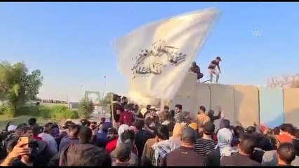 Seçim sonuçlarını protesto eden göstericiler, Yeşil Bölge'deki bariyerleri yıktı