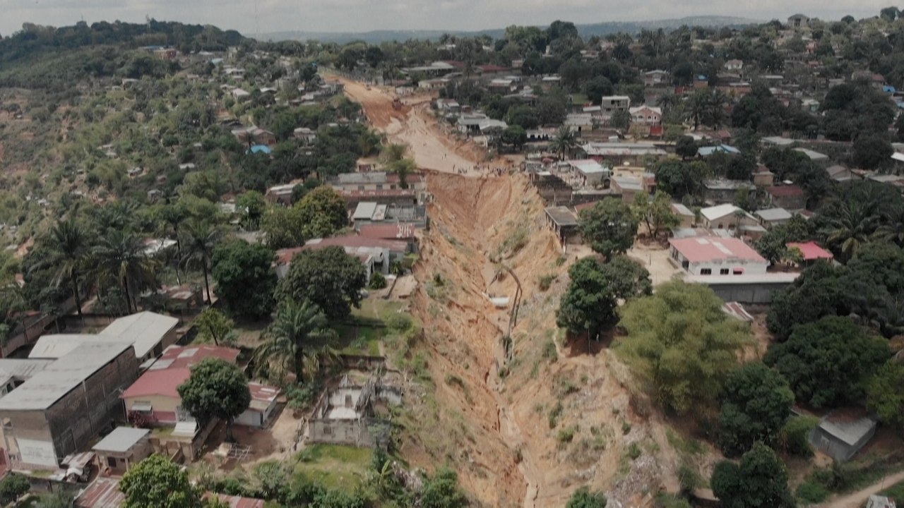 Une rue de Kinshasa transformée en un gouffre de 17 mètres de fond