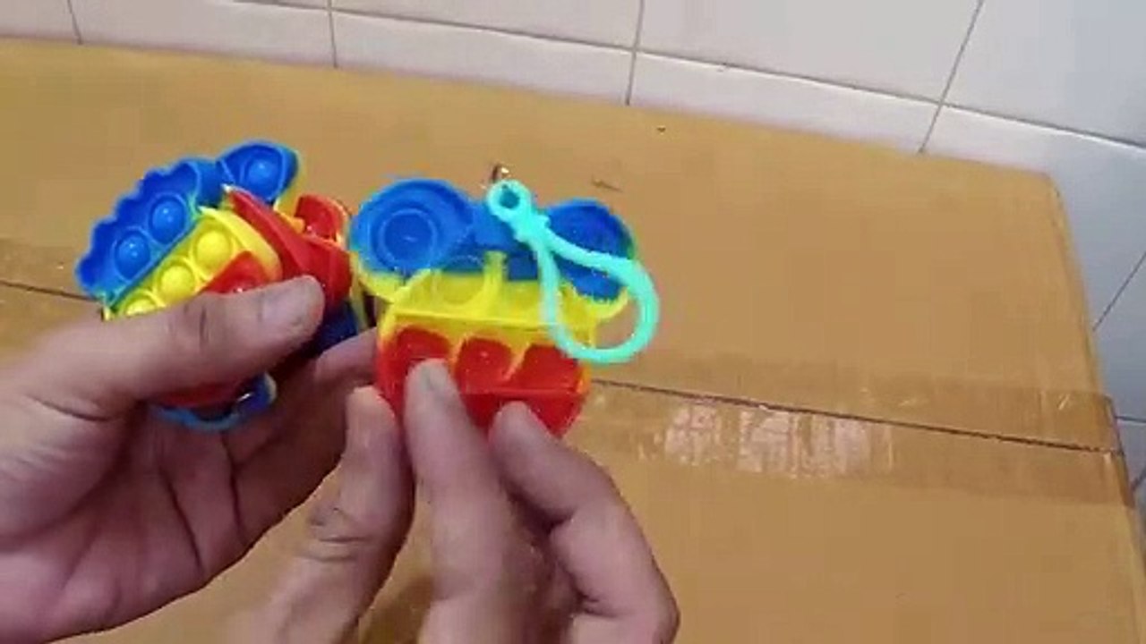 Unboxing and Review of Pop Push It Fidget Toy Bubble Fidget Toy Key-Chains
