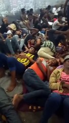 Migrantes hacinados y enfermos en el interior del centro de detención de Al Mabani (Libia) / Crédito:The Outlaw Ocean Project