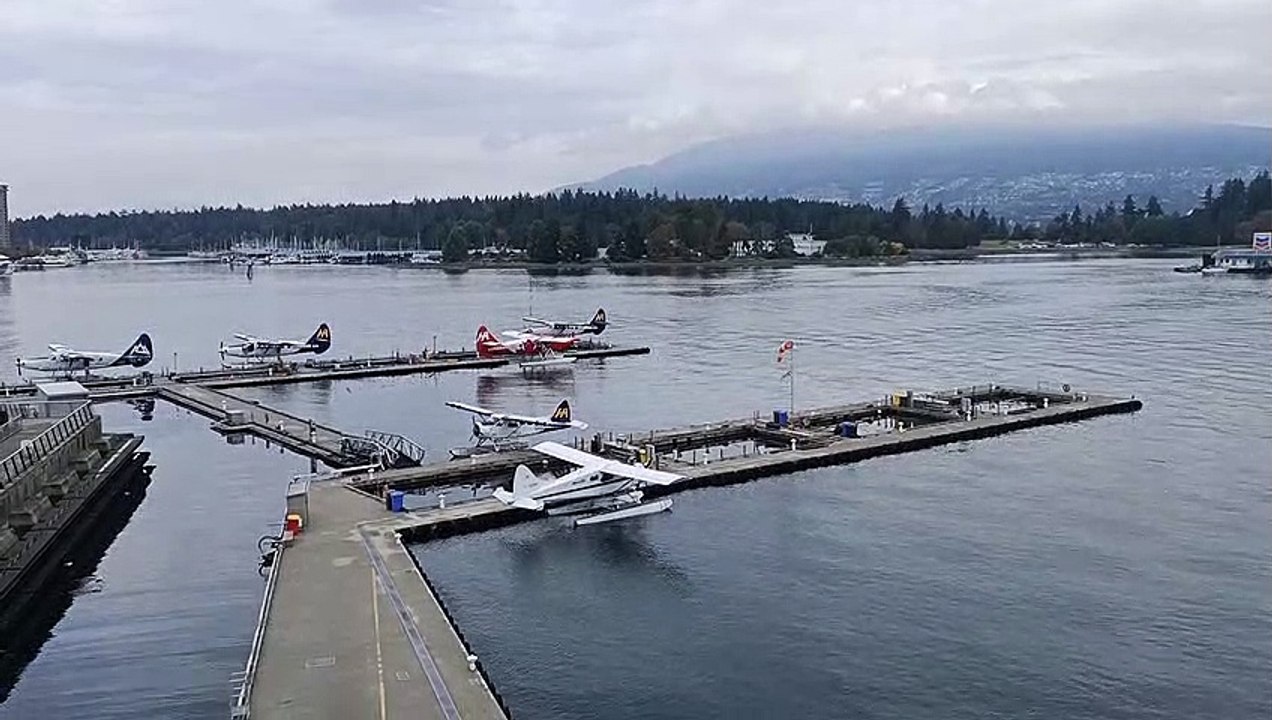 Seaplane leaving the dock Part 1  Vancouver Harbour