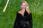 Pamela Anderson quiere que se deje de cazar a los osos de su Canadá natal por Isabel II