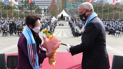 장진호 전투 추모 행사...'화랑부대' 유족에 감사패 / YTN