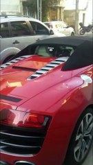 Cantor Roberto Carlos ficou sem gasolina no seu Audi R8 Spider e abandonou o carro