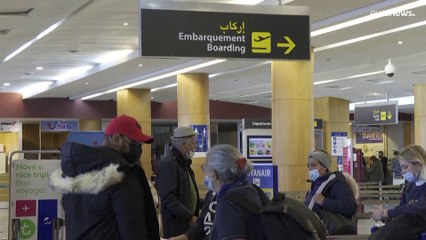 شاهد: مغاربة وفرنسيون يتسابقون لركوب أول طائرة قبل تعليق الرحلات بين بلديهم