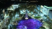 27.000 luces inauguran la Navidad madrileña en una concurrida Plaza de España