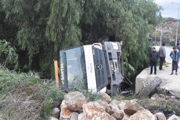 BODRUM'DA HAFRİYAT KAMYONU DERE YATAĞINA YUVARLANDI