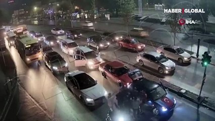 Trafikte şoke eden görüntü! Yolu kapatıp böyle çiftetelli oynadılar