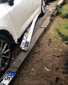Son dakika haber! Ankara'da köpekler bir kediyi yakalamak için arabanın tamponunu parçaladı: Olay anları kamerada