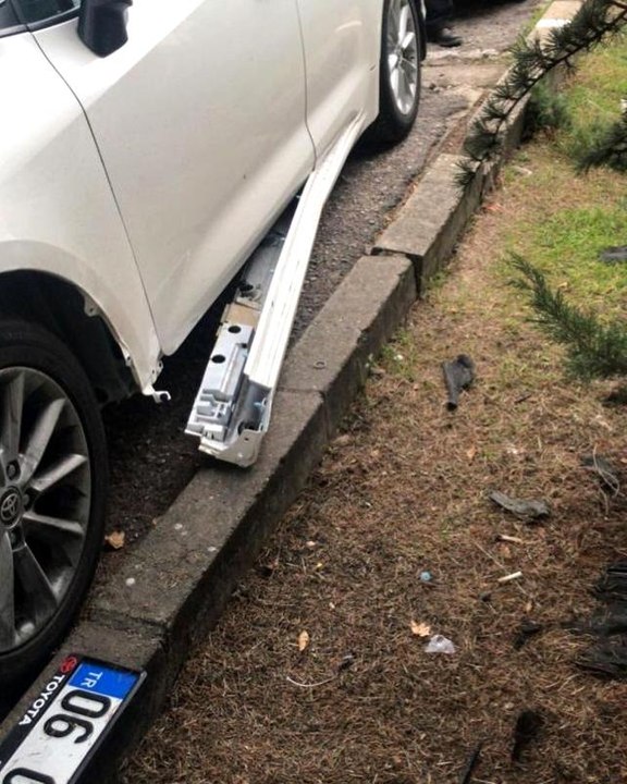 Son dakika haber! Ankara'da köpekler bir kediyi yakalamak için arabanın tamponunu parçaladı: Olay anları kamerada