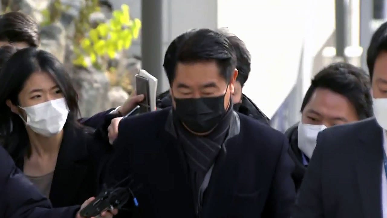 '뇌물수수 의혹' 최윤길 전 성남시의장 경찰 조사..."소설 쓰시네" / YTN