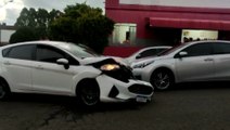 Colisão entre Corolla e New Fiesta deixa carros danificados em Cascavel