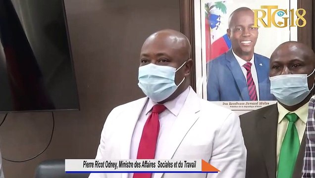 Minis Afè Sosyal ak Travay la Pierre Ricot Odney vizite biwo santral Ofis Nasyonal Asirans Vyeyès