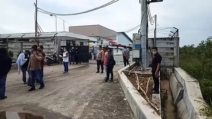 Sempat Diportal Kayu Galam, Maskur Buka Pintu Masuk ke Gudang Perusahaan