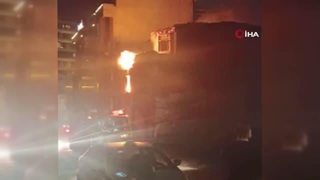 Gecekondu yangınında içeride bulunanlar kendilerini son anda dışarı böyle attı