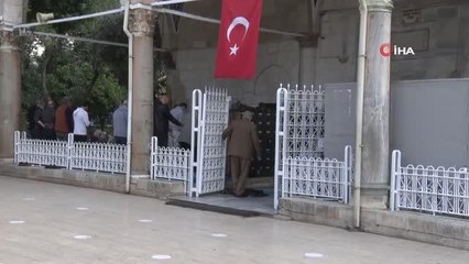 Camide uygunsuz hareketlerde bulunan Rus kadın, polis tarafından güçlükle çıkartıldı