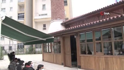 Gökdelenlerin gölgesinde 700 yıllık en küçük cami