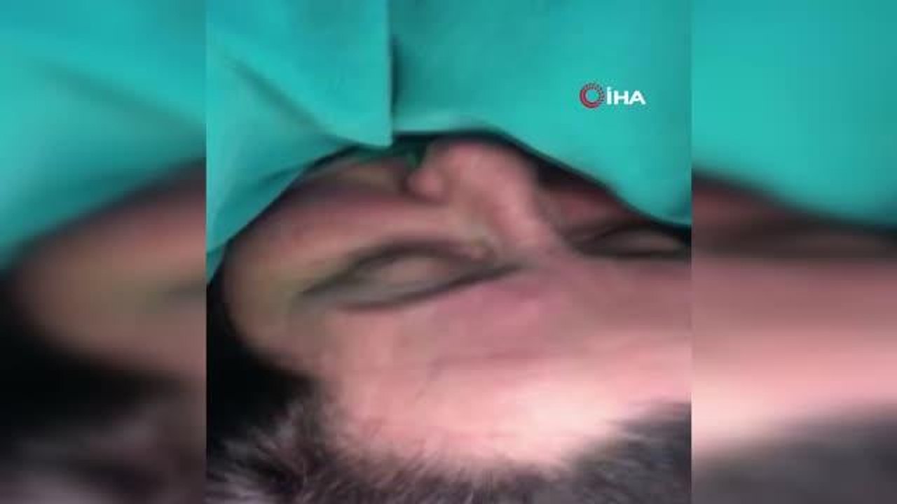 Konuşa konuşa ameliyat oldu