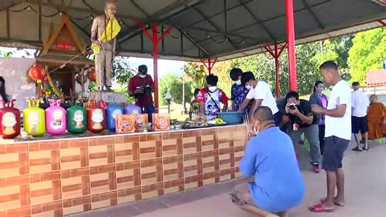 ตาภูให้โชคหนุ่มใหญ่ดวงเฮงรับหลายงวดนำรูปปั้นจระเข้ยักษ์แก้บน