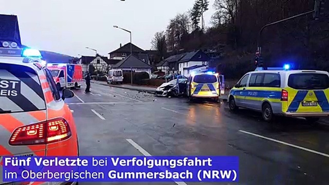 Polizei crasht zwei Fahrzeuge bei Verfolgungsjagd - Fünf Verletzte!