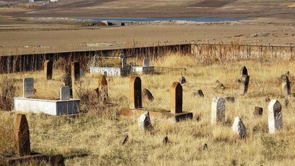Günden güne kan kaybediyordu! Suları çekilen barajın altından çok sayıda mezarlık çıktı