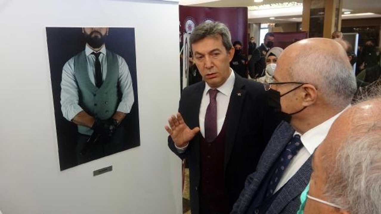 İYİ HAL İNDİRİMİNİ ELİ SİLAHLI TAKIM ELBİSE VE KRAVATLI FOTOĞRAFLARLA ANLATTILAR