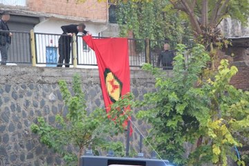 İSTİNAT DUVARINA ASILAN PKK PAÇAVRASI İNDİRİLDİ