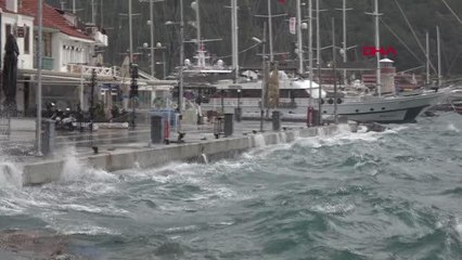 Marmaris'te kuvvetli rüzgar hayatı olumsuz etkiledi