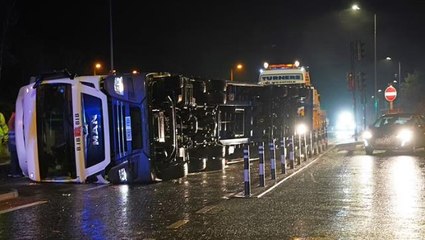 İngiltere felaketi yaşıyor! Şiddetli fırtına otobanda koca tırı devirdi