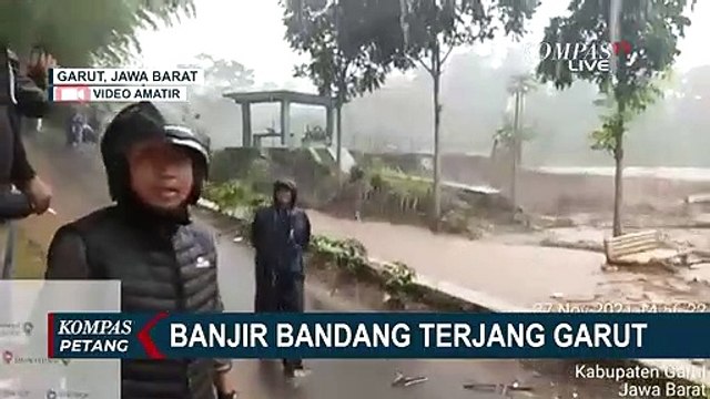 Hujan Deras, Banjir Bandang Terjang Jembatan dan Rumah Warga di Garut