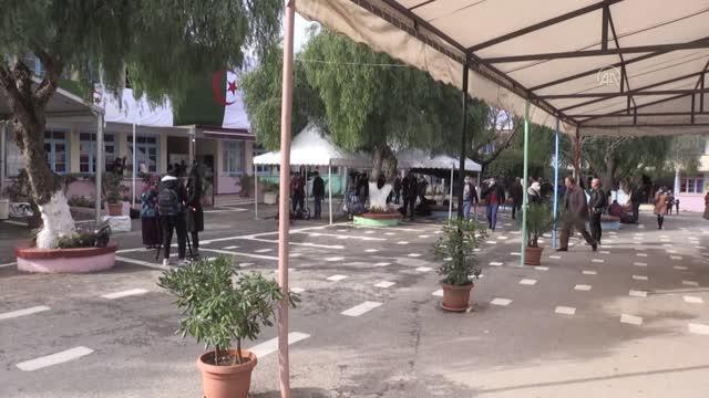 Cezayirliler erken yerel seçimler için sandık başında