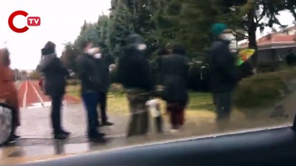 Gelecek Partili Özcan paylaştı: Ankara'da yağmur altında ekmek kuyruğu