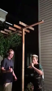 Décapsuler sa bière sur la charpente de la terrasse... risqué