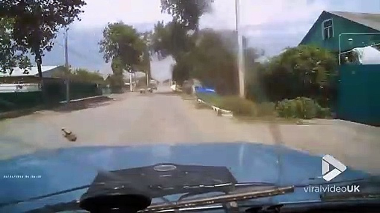 Une voiture perd sa roue en pleine route ! Grosse frayeur