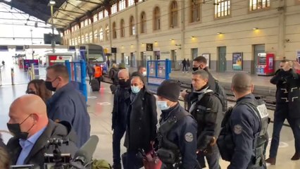 Éric Zemmour escorté en gare de Marseille devant les huées de militants antifascistes