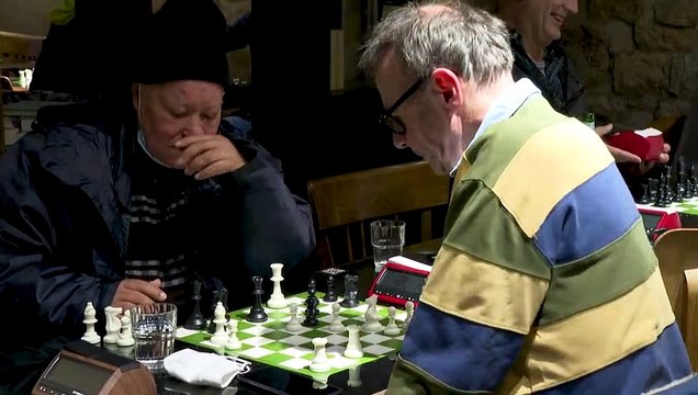 A Paris, un bar à échecs se passionne pour le championnat du monde