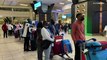 شاهد: السياح يسارعون إلى مطار جوهانسبرغ بعد إعلان دول عدة تعليق الرحلات من جنوب إفريقيا