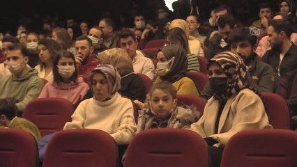 Son dakika haber! İl Emniyet Müdürü Yılmaz, protokolden sahneye çıkarak tiyatrodaki rolünü oynadı