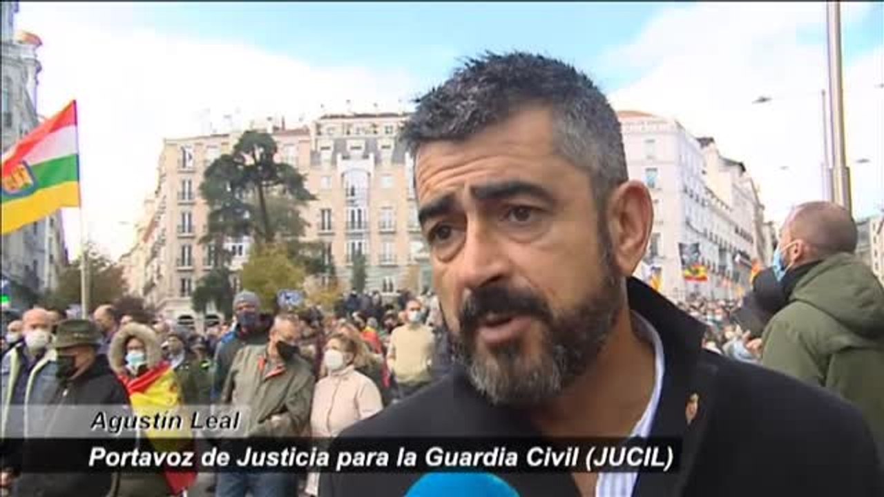 Policías y guardias civiles marchan juntos contra las enmiendas a la ley de seguridad ciudadana de Rajoy en 2015