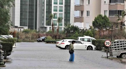 Antalya'da turizm çalışanlarının kaldığı site sular altında kaldı, oturanlar isyan etti