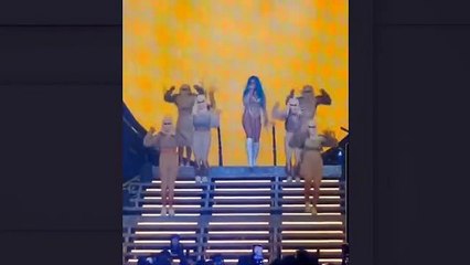 Karol G tuvo una estrepitosa caída en pleno concierto en Miami