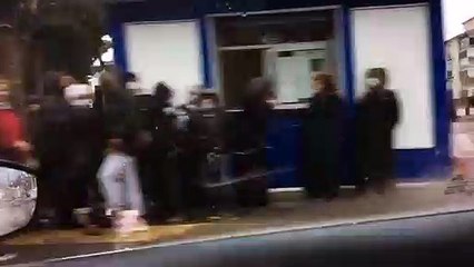Türkiye manzaraları: Ankara'da yağmur altında metrelerce uzunlukta Halk Ekmek kuyruğu!