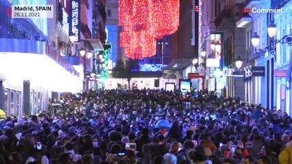 Covid-19 salgını İspanyolların sokak alışverişini durduramadı