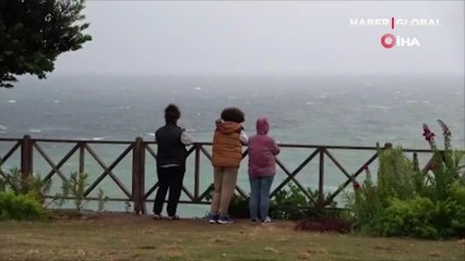 Türkiye'nin dünyaca ünlü sahili dev dalgalara teslim oldu