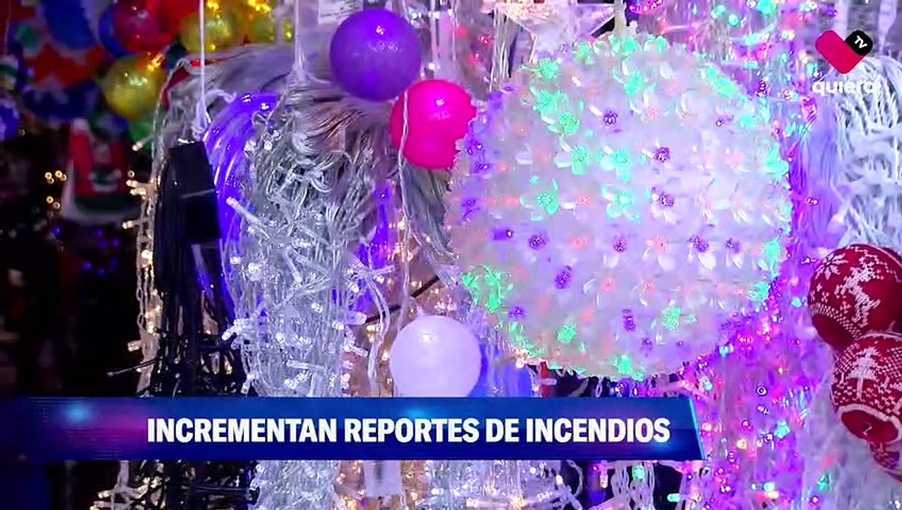 Las bonitas decoraciones navideñas pueden propagar incendios en un breve tiempo.