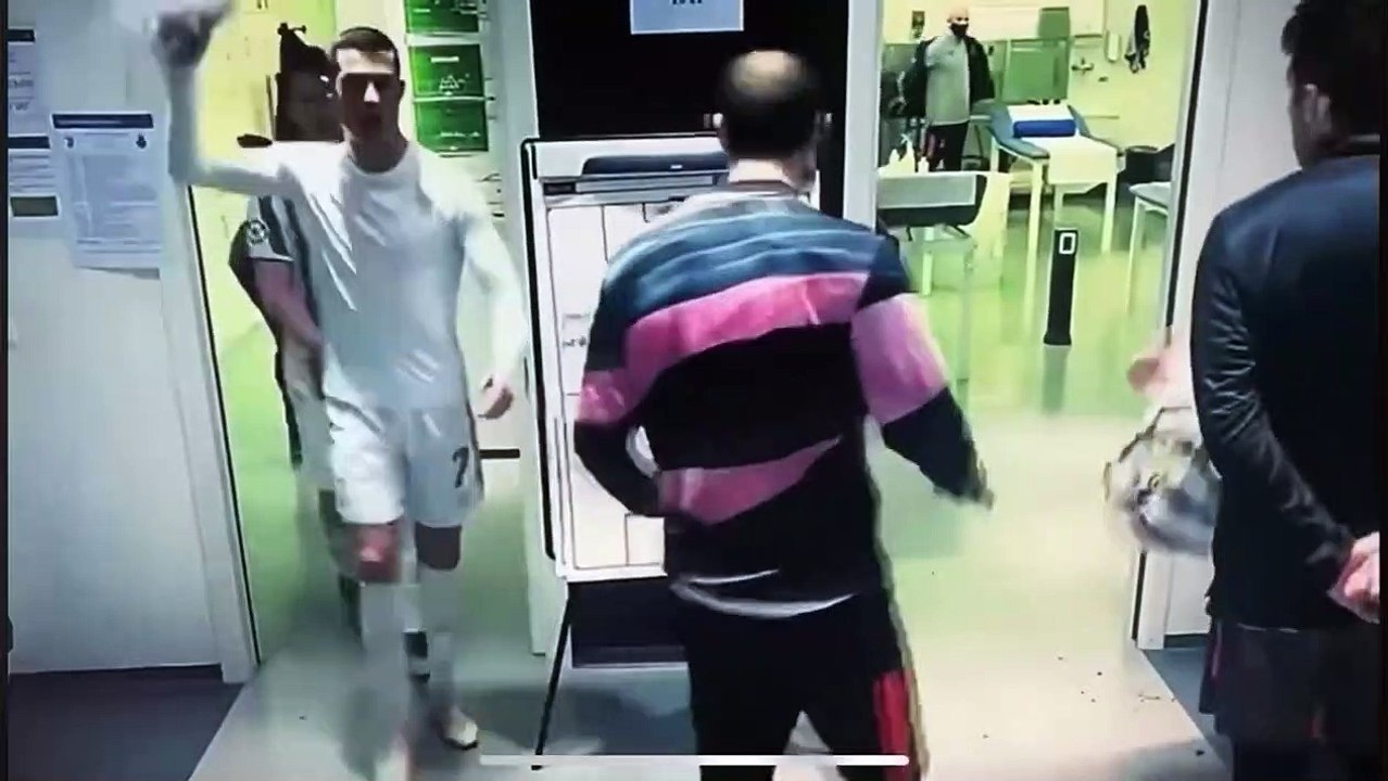 كريستيانو يغضب على فريق يوفنتوس داخل غرفة الملابس.. مقطع يرصد لك