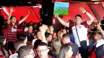 Flamenguistas assistem final da Taça Libertadores em um bar do SIG