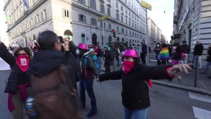 İtalya'da kadına yönelik şiddet protesto edildi